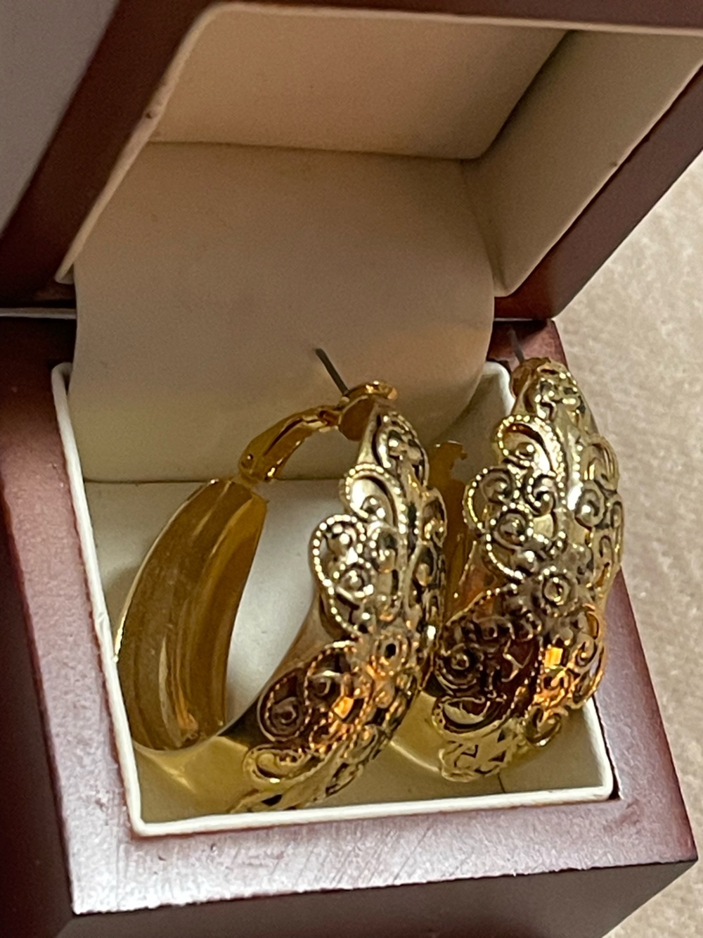 Elegant Gold Filigree Hoop Earrings - Women Jewelry - Picture 1 of 4